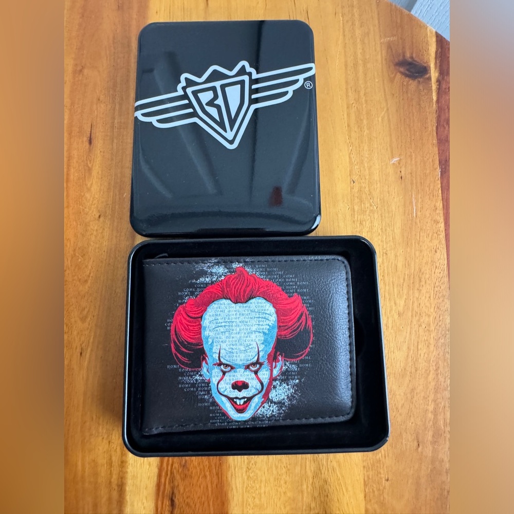 BD Buckle-Down Pennywise the Clown‎ bifold wallet